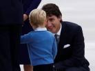 3岁的小王子轻松打败加拿大网红总理 (动图)