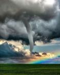 气象奇观：彩虹与龙卷风共舞