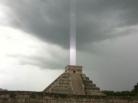 玛雅金字塔 出现神秘轴状光束