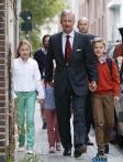 比利时国王陪同儿女去学校报到
