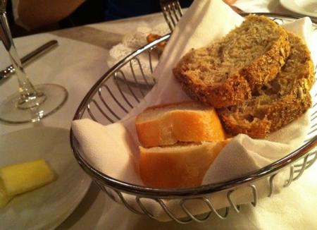 面包吃一口掰一口 抹上黄油 