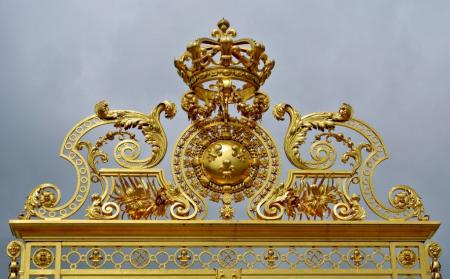 ♦ 凡尔赛宫 大门上的王冠雕饰
