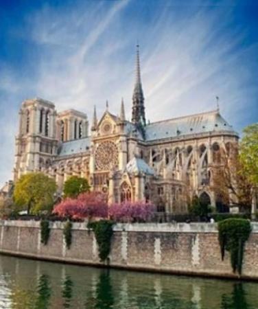 《巴黎圣母院》因雨果的同名小说而出名