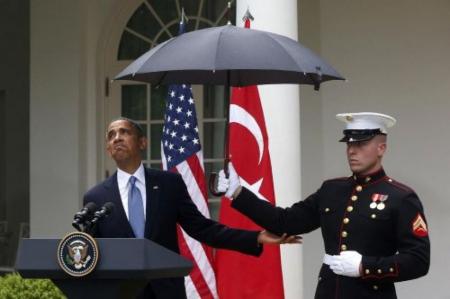卫兵给总统撑伞会存在违规?