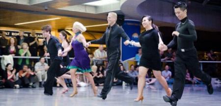 温哥华市中心夏季活动　Robson Square 社交舞及萨萨 免费学