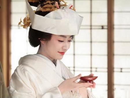 日本新娘 托茶碟手姿